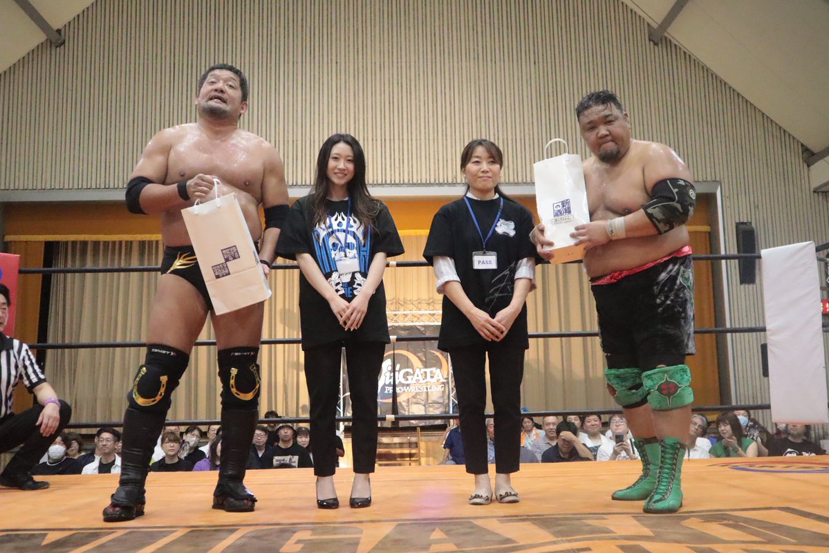 n_p_w_official's tweet photo. 【6.21三条市厚生福祉会館大会】
今年もアツい三条大会が幕を閉じました！

新潟ヘビー級選手権試合の激闘を制したのは
王者の土肥こうじ。
そこに鈴木敬喜が挑戦表明💥
次回、7.18ラポルテ五泉大会で決戦⚔️

本日も最高に盛り上がりました！
ありがとうございました！

#新潟プロレス https://t.co/HyjgqEE0OJ