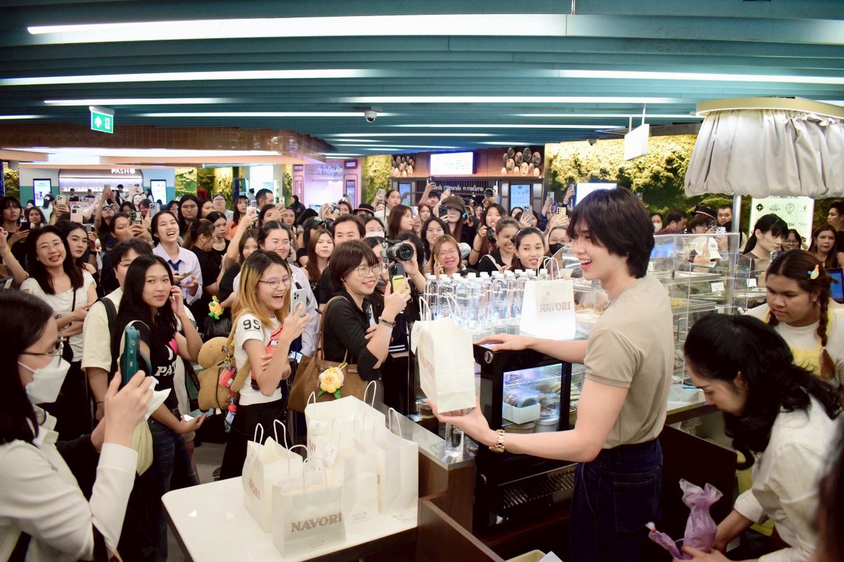 faikeaw_ent's tweet photo. "ดัง–ณัฎฐ์ฐชัย" เปิด NAVORI Pop-Up Store สาขาแรกที่ห้างสรรพสินค้าเซ็นทรัลชิดลม ถ่ายทอดความรักของครอบครัวผ่านขนมโฮมเมด

#NAVORI
#DunkNatachai
#NAVORIPopupStore
#CentralChidlom #TheStoreOfBangkok

“NAVORI” แบรนด์ขนมโฮมเมดของ “ดัง–ณัฎฐ์ฐชัย บุญประเสริฐ” ที่ร่วมสร้างสรรค์กับครอบครัว จากจุดเริ่มต้นเล็ก ๆ ด้วยความรักในการทำขนมให้คนในบ้านได้รับประทาน ก่อนจะส่งต่อเป็นของฝากให้ญาติและคนใกล้ชิด จนพัฒนากลายเป็นธุรกิจที่ตั้งใจส่งมอบขนมคุณภาพดี ด้วยวัตถุดิบที่คัดสรรอย่างพิถีพิถัน ราวกับทำรับประทานกันเองภายในครอบครัว

ครั้งนี้ NAVORI ก้าวสู่หมุดหมายสำคัญ ด้วยการเปิด Pop-Up Store สาขาแรก ณ ห้างสรรพสินค้าเซ็นทรัลชิดลม โดย Pop-Up Store แห่งนี้ได้รับการออกแบบโดย “ดัง” ด้วยตัวเอง ใช้เวลากว่า 2–3 เดือนในการพัฒนาและเก็บรายละเอียด ก่อนจะออกมาเป็นพื้นที่ที่สะท้อนตัวตน ความตั้งใจ และความรักในการทำขนมได้อย่างสมบูรณ์แบบ พร้อมสร้างความตื่นเต้นให้กับเจ้าตัวเป็นอย่างมากเมื่อได้เห็นความฝันที่ตั้งใจไว้กลายเป็นจริง

🍪 ไฮไลต์ของร้านคือ “ขนมเปี๊ยะโฮมเมด” ที่รังสรรค์หลากหลายรสชาติ ทั้งไส้ไข่เค็มถั่ว นูเทลล่าพีนัทบัตเตอร์ เผือกนม และธัญพืช รวมถึงเมนูพิเศษตามฤดูกาล อาทิ ขนมเปี๊ยะไส้ข้าวเหนียวมะม่วง และ Mayongchid Cream Cheese Pie

นอกจากนี้ ยังมีเมนูโฮมเมดอีกมากมาย ไม่ว่าจะเป็น Ube Chewy Cookie, Butter Tteok, Brownie Bites, Brookies และ Cake Cans พร้อมเปิดตัวเมนูเครื่องดื่มใหม่ และขนมเปี๊ยะรสชาติใหม่อีก 8 รสชาติ ให้ได้ลิ้มลองเป็นครั้งแรกภายใน Pop-Up Store แห่งนี้
📍 NAVORI Pop-Up Store สาขาแรก
📅 17 มิถุนายน – 16 กรกฎาคม 2569
📍 ห้างสรรพสินค้าเซ็นทรัลชิดลม

ร่วมสัมผัสเรื่องราว ความตั้งใจ และความอบอุ่นที่ถูกถ่ายทอดผ่านทุกชิ้นขนมจาก NAVORI ได้แล้ววันนี้