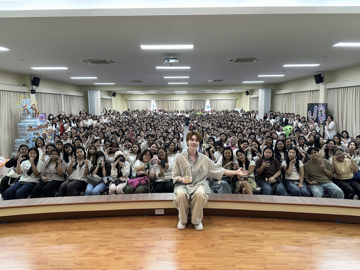 luvlattekim's tweet photo. please dont talk to me right now. im going thru so many emotions. so many people came 😭😭😭😭 jj im so happy youre so loved ohmygod im crying

JJ BIRTHDAY MERIT 2026 
#JJMakeMeritDay2026 https://t.co/kJZBpBHvul