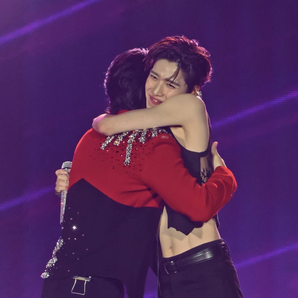 inspiresatur's tweet photo. 2 จิ๋วกอดกันกลมเลย พี่เจฟให้กำลังใจและชมน้องพีพีไม่หยุดเลย พีพีเก่งมากๆเลยนะ 💞

#THETITANSCONCERT_D2
#THETITANSCONCERT
#JeffSatur #ppkrit https://t.co/fSKsSLWsTe