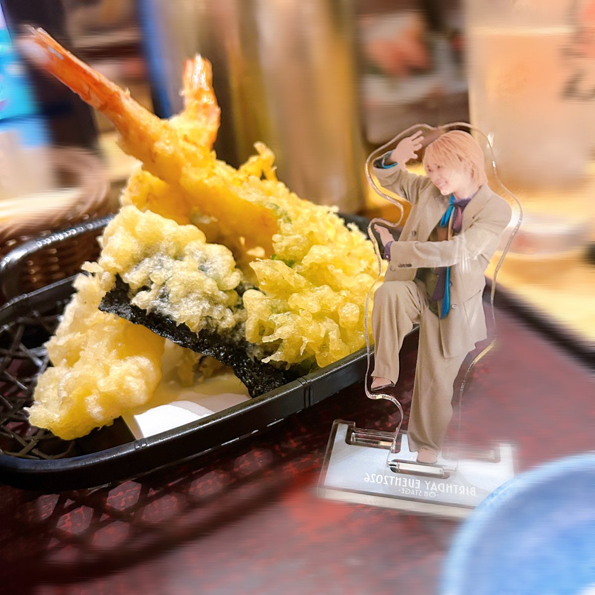 ryamamaks's tweet photo. 何にでも驚く笹森アクスタ🆕
やはりアクスタは汎用性が高くてなんぼ
(※本棚に挟まれるアクスタ) https://t.co/lptzfZuvvl