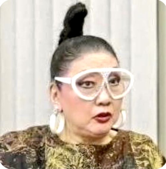 MinHisako's tweet photo. 今日のオバコスのヘアメイクで目指してたのは塩沢ときさん(左画像)。でも強い意志を持った眉にしたくてこっそりゴルゴ風味を混ぜてたの。前髪で隠れてたけどね。自眉からはみ出して結構ゴリゴリ描いた。 https://t.co/JySlVUEpvu