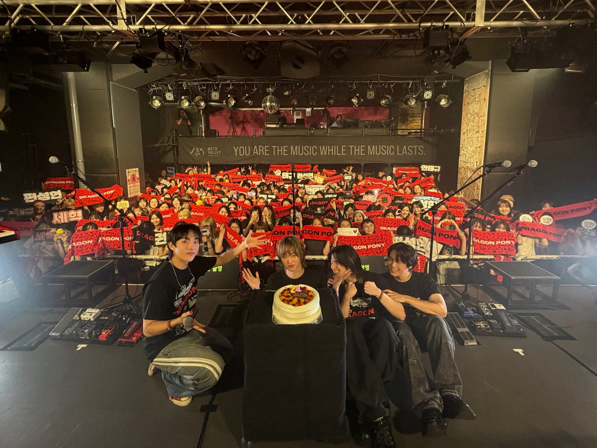 antennamusic's tweet photo. #DragonPony 

Dragon Pony 2026 Run to Run Japan Tour OSAKA

도쿄와 오사카, 함께한 모든 순간이 행복했습니다✨
첫 일본 투어를 빛내준 우리 포용 여러분 진심으로 감사합니다!❣️

また会いましょう！

��� SET LIST

01. 모스부호
02. Zombie
03. Summerless Dream
04. Waste
05. STUPID
06. 지구소년
07. 리허설
08. 데네브
09. Pity Punk
10. 손금
11. Stand Together
12. One Light, One Time
13. Break the Chain
14. 꼬리를 먹는 뱀
15. 아 마음대로 다 된다!
16. POP UP
17. Not Out
18. Run to Win
19. Look Back
20. On Air

@DragonPony_ 
#ドラゴンポニー #Run_to_Run
#Dragon_Pony_2026_Run_to_Run_Japan_Tour