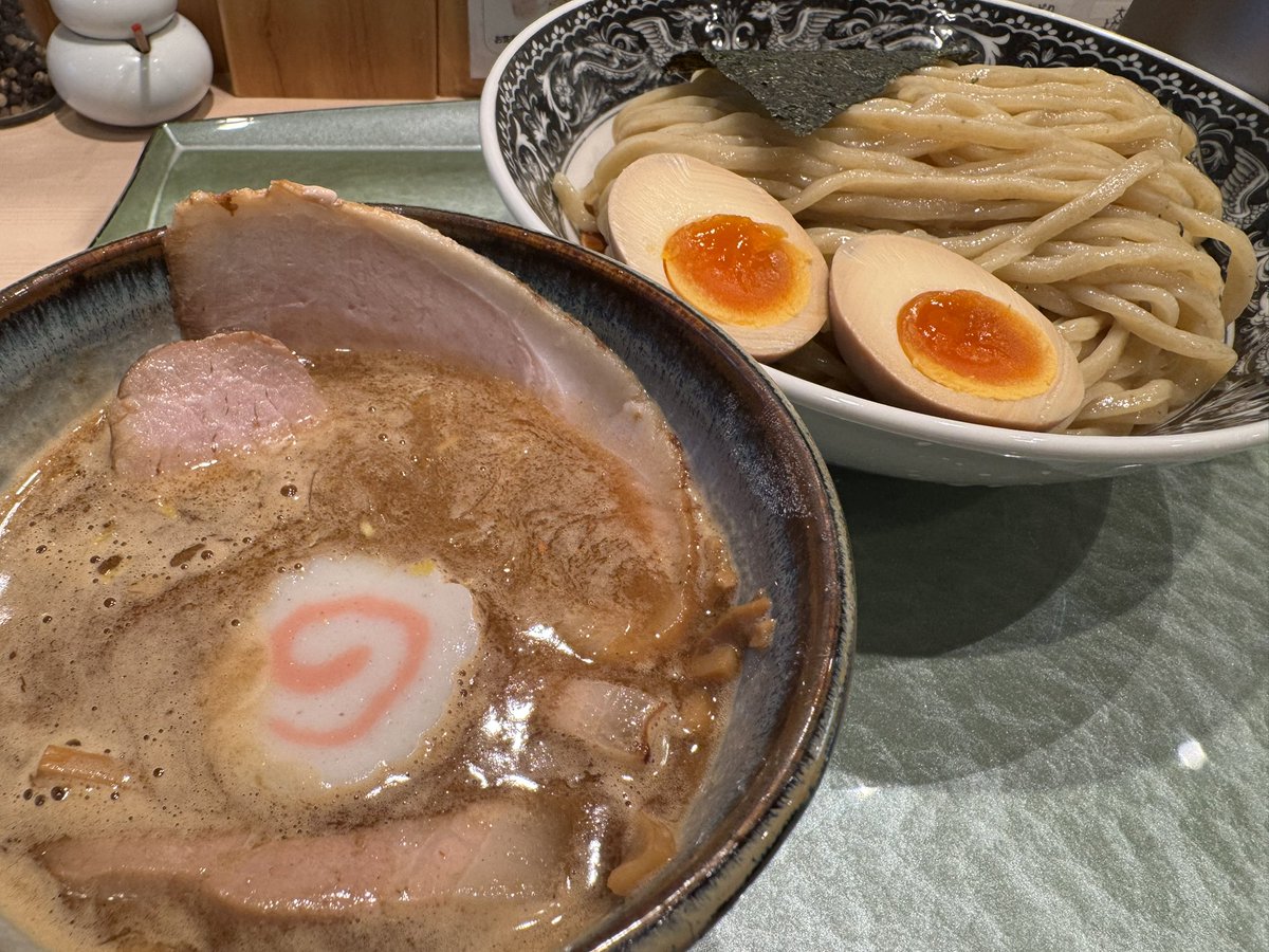 barlytea_'s tweet photo. 大好きなラーメン屋の姉妹店行ってみた。
麺はもっちもちなのにつるんとしてて最高だったけど、やっぱり本店のつけそばとは別物だった(>︿<｡) https://t.co/RS2AkPOo05
