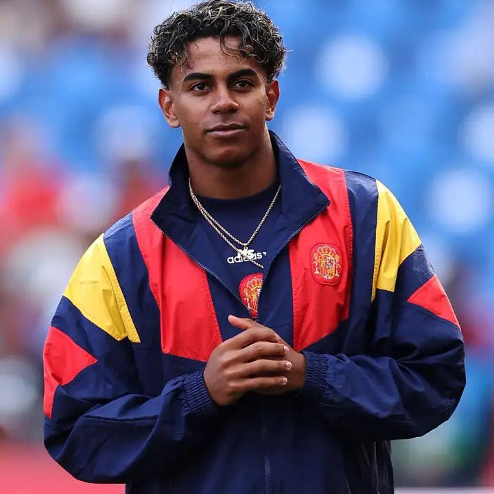 Parlons2Foot_'s tweet photo. 🚨 𝗟𝗔𝗠𝗜𝗡𝗘 𝗬𝗔𝗠𝗔𝗟 𝗦𝗢𝗨𝗦 𝗟𝗘 𝗖𝗛𝗔𝗥𝗠𝗘 𝗗𝗘 𝗠𝗘𝗦𝗦𝗜 🐐🇦🇷

🗣️ « Te vois-tu jouer jusqu’à 40 ans comme Messi ? »

🇪🇸 Lamine Yamal :

« Impossible, impossible, impossible. Je jouerai peut-être encore, mais évoluer à CE niveau-là... c’est très, très difficile. Et il faut aussi avoir une énorme envie. »

🗣️ « Pour moi, Messi est le meilleur et il continue de le prouver. Il reste supérieur à tout le monde. »
