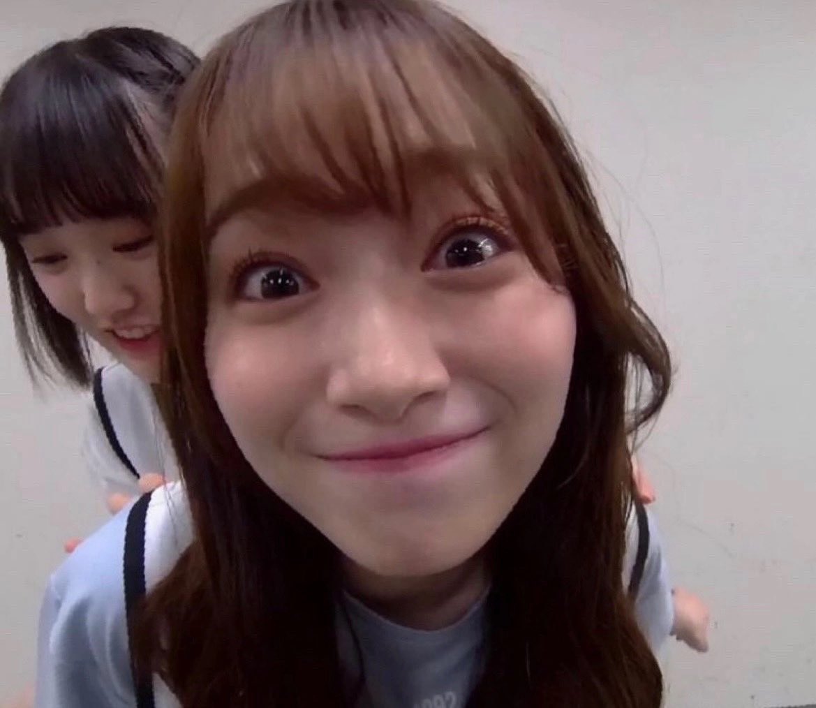 idKfwyxKk57fQub's tweet photo. ⬅れなぁ砲！発射！！
➡れなぁ砲を受けた人の視線
（アイドルとしては奇抜なパフォーマンスが多いかなぁ）
#櫻坂46_ＵＤＡＧＡＷＡ #守屋麗奈 https://t.co/YlJH0nrBc4