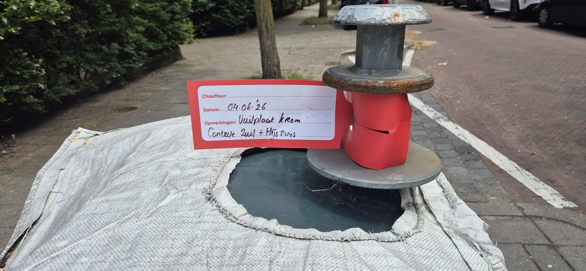 tahsinnet70's tweet photo. Beste @GemeenteDenHaag , het is ondertussen tweeken dat er een sticker is geplakt, en een week eerder werkte de ondergrondse container al niet meer. Graag wat eerder verhelpen aub. Lau Mazirellaan https://t.co/oX24TgsGbi
