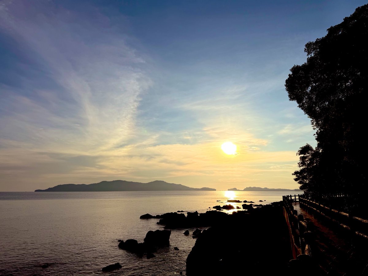 VelaSaturday's tweet photo. คิดถึง… สะพานข้ามกาลเวลา 🌅
#OnceInMyLifeTime https://t.co/P9ze9ZUYbF