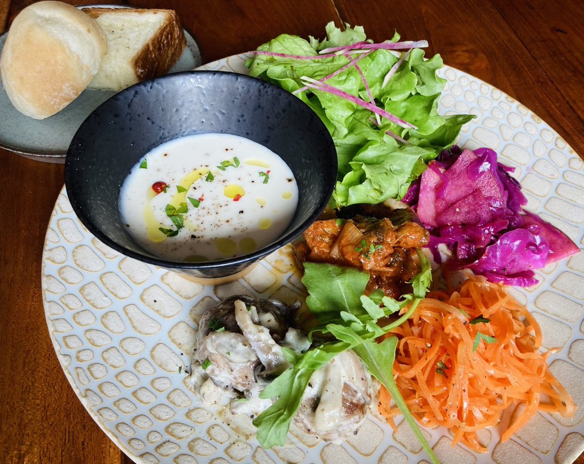 bistroomusubi's tweet photo. 【ランチ営業】
明日6/22(月)〜
月・火・金とランチ営業スタート‼️

シェフと
系列店・ラーメン劇場の役者がお店に立ちます🎵

メニューは3種!!🍙🍞🍛
※今後週替わりメニューなども検討中

ランチドリンクや大人気の🍮など、その他メニューもご用意✨

お近くにお立ち寄りの際はぜひいらして下さい☺️ https://t.co/ESFHlQKkN5