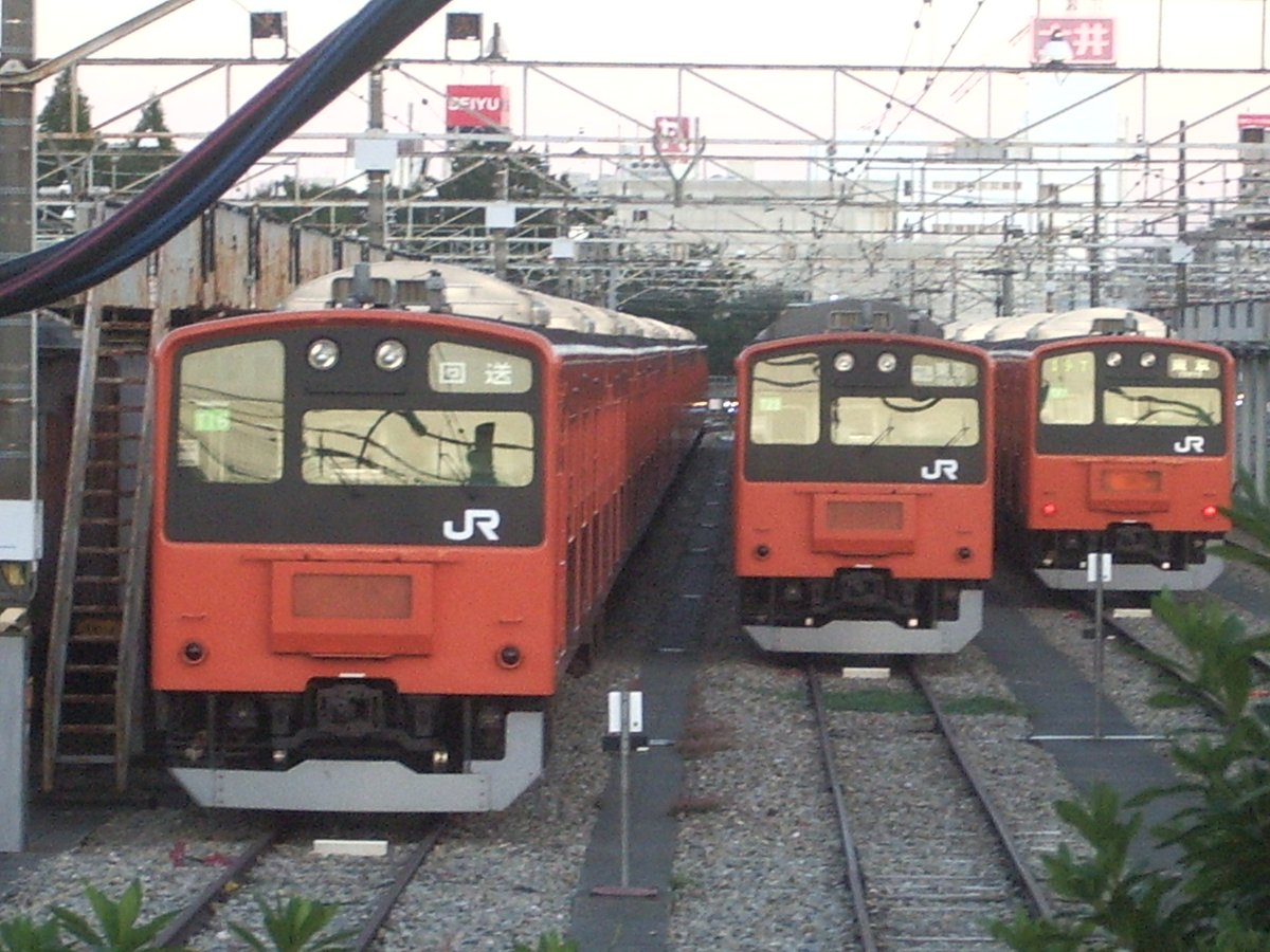 imokkoro00201's tweet photo. #あんなゴロゴロいた時代が懐かしい
201系の過去画像で。
学生時代ヒマさえあれば武蔵小金井の車庫に通ってました。（敷地外から撮影） https://t.co/ItQIHuufDx