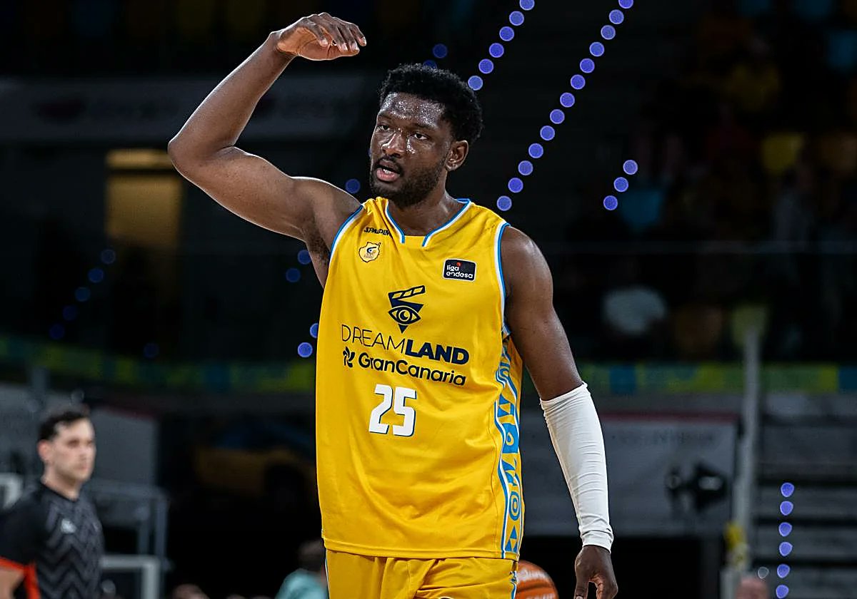 PIRATASBASKET's tweet photo. 🚨 Baskonia aprieta por Chimezie Metu

El club vitoriano quiere cerrar al interior, que también tiene oferta del Barça.

Metu gusta por su experiencia Euroliga, su pasaporte cotonou y su encaje tras la salida de Diakite rumbo a Dubai BC.

🏀 Movimiento caliente en el mercado ACB.

https://t.co/VgfJJfMzFz