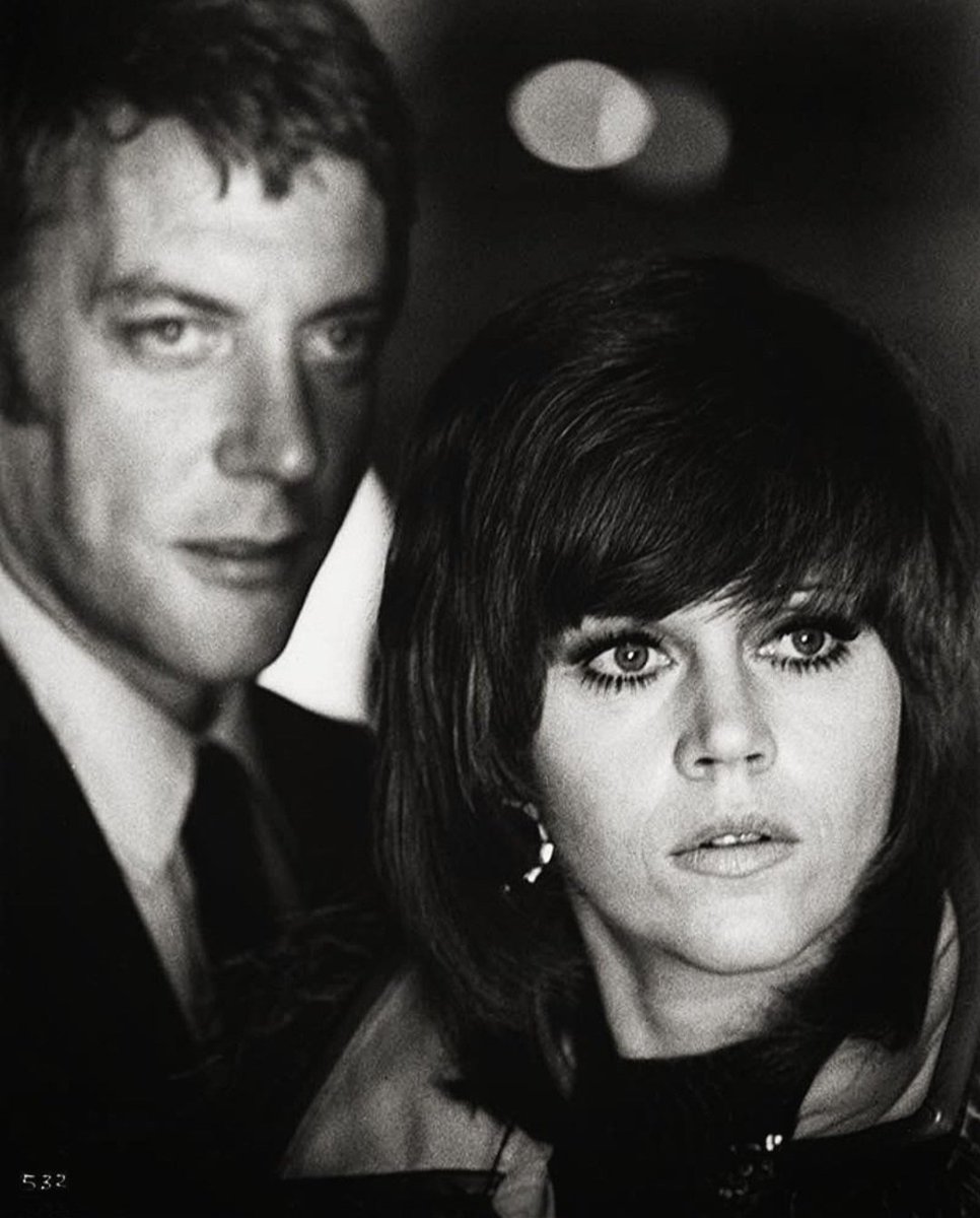 JuanmadelaPoza's tweet photo. Recordando que se han cumplido dos años del fallecimiento de #DonaldSutherland con esta imagen de #Klute (1971), de #AlanJPakula, en la que aparece junto a #JaneFonda. Destacan la atmósfera de paranoia, su enfoque psicológico y las magistrales actuaciones de los protagonistas. https://t.co/156kyIq8Y6