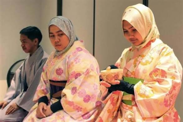 tanpukunokami's tweet photo. Hey, seriously, what the hell is this?

A hijab with a kimono?

Apparently, some kimono rental shops in Kyoto now let people rent hijabs together with kimono.

Don’t destroy Japanese culture. https://t.co/60ZtvtUhRt