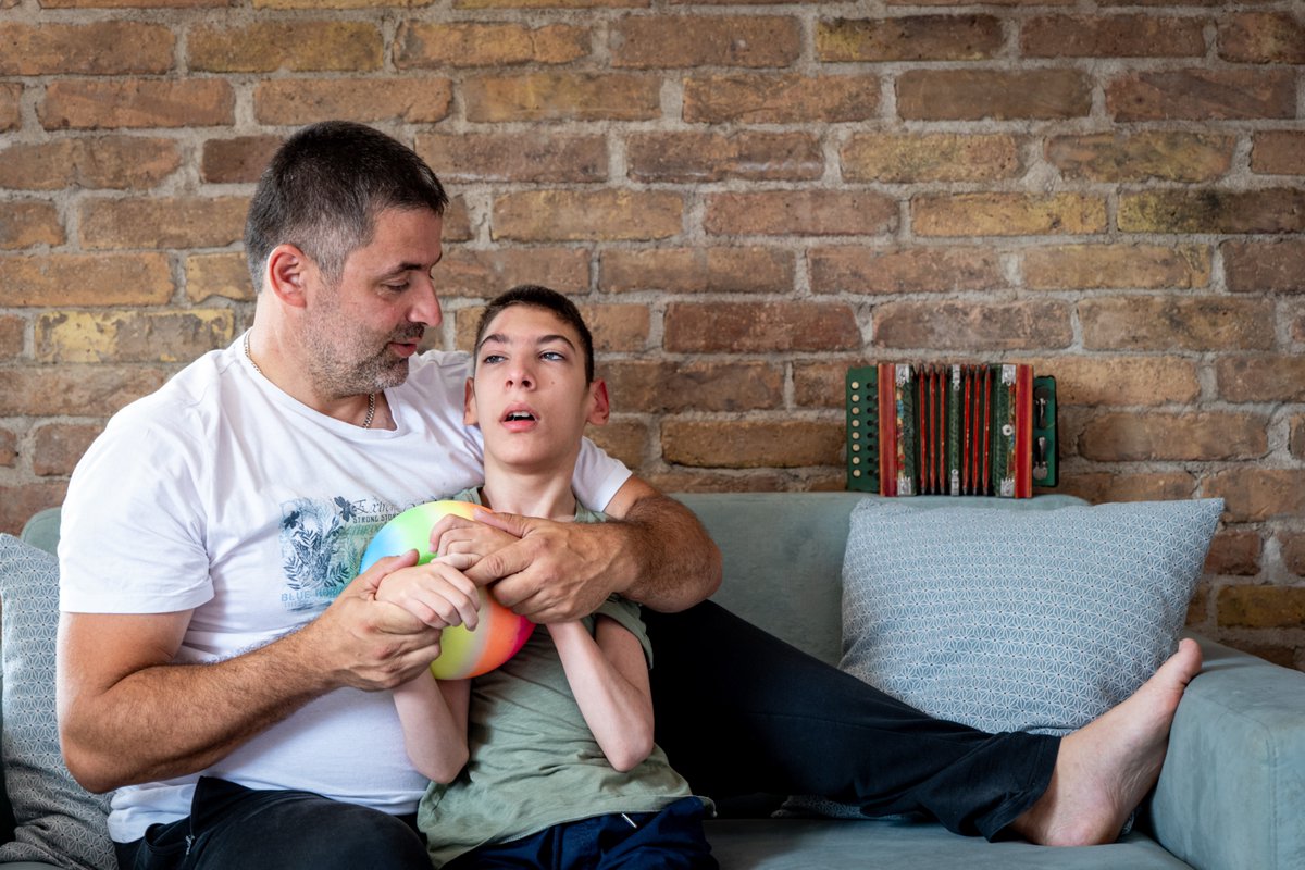 UNICEFBiH's tweet photo. Očevi su tu od prvih koraka i kroz svaki naredni.
Oni su učitelji, podrška i sigurnost. Kroz zajedničke trenutke, kroz igru, strpljenje i prisutnost, očevi pomažu djeci da razviju samopouzdanje, radoznalost i osjećaj pripadnosti. https://t.co/mTqZ5umUzu