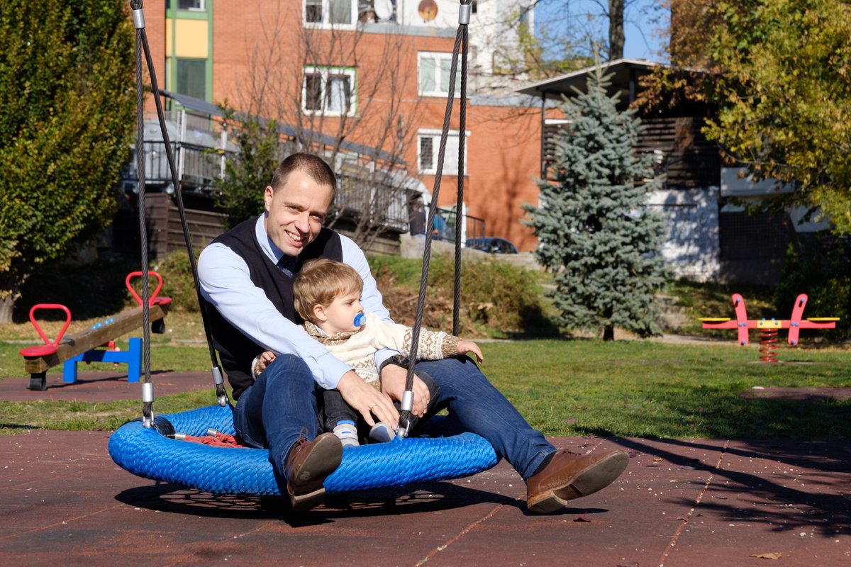 UNICEFBiH's tweet photo. U tim svakodnevnim trenucima gradi se ono najvažnije, sigurno djetinjstvo i snažan temelj za cijeli život.

Sretan Dan očeva. https://t.co/Buqs3tcwsR