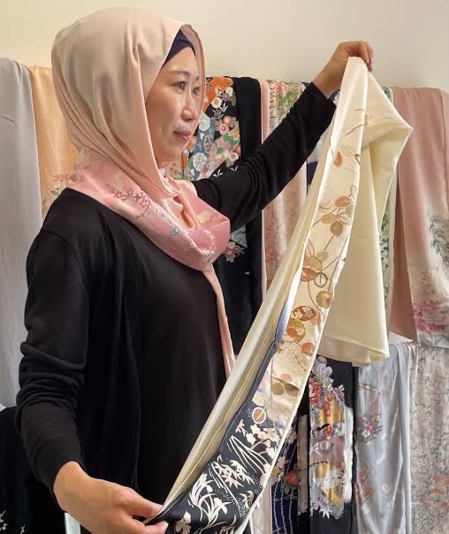 tanpukunokami's tweet photo. Hey, seriously, what the hell is this?

A hijab with a kimono?

Apparently, some kimono rental shops in Kyoto now let people rent hijabs together with kimono.

Don’t destroy Japanese culture. https://t.co/60ZtvtUhRt