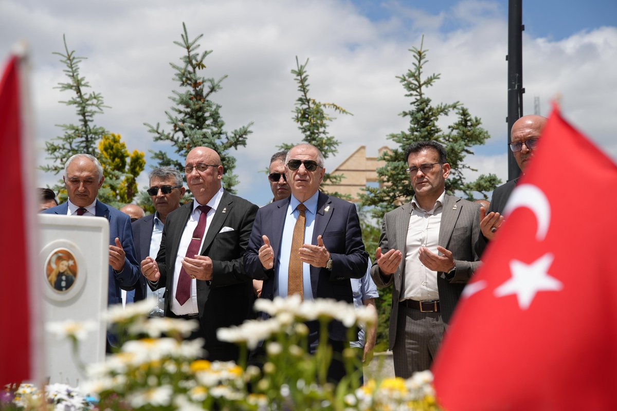 umitozdag's tweet photo. Zafer Partisi heyeti olarak Sivas'ta Polis Şehitliğini, Garnizon Şehitliğini, Muhsin Yazıcıoğlu'nun geçirdiği kazada şehit olan kahramanlarımızın kabirlerini ve Muhsin Yazıcıoğlu'nun muhterem annesi Fidan Yazıcıoğlu'nun annesinin kabrini ziyeret edip dua ettik.

Aziz şehitlerimizin uğruna can verdiği vatanımızın ve milletimizin bütünlüğü için mücadelemize devam ediyoruz.