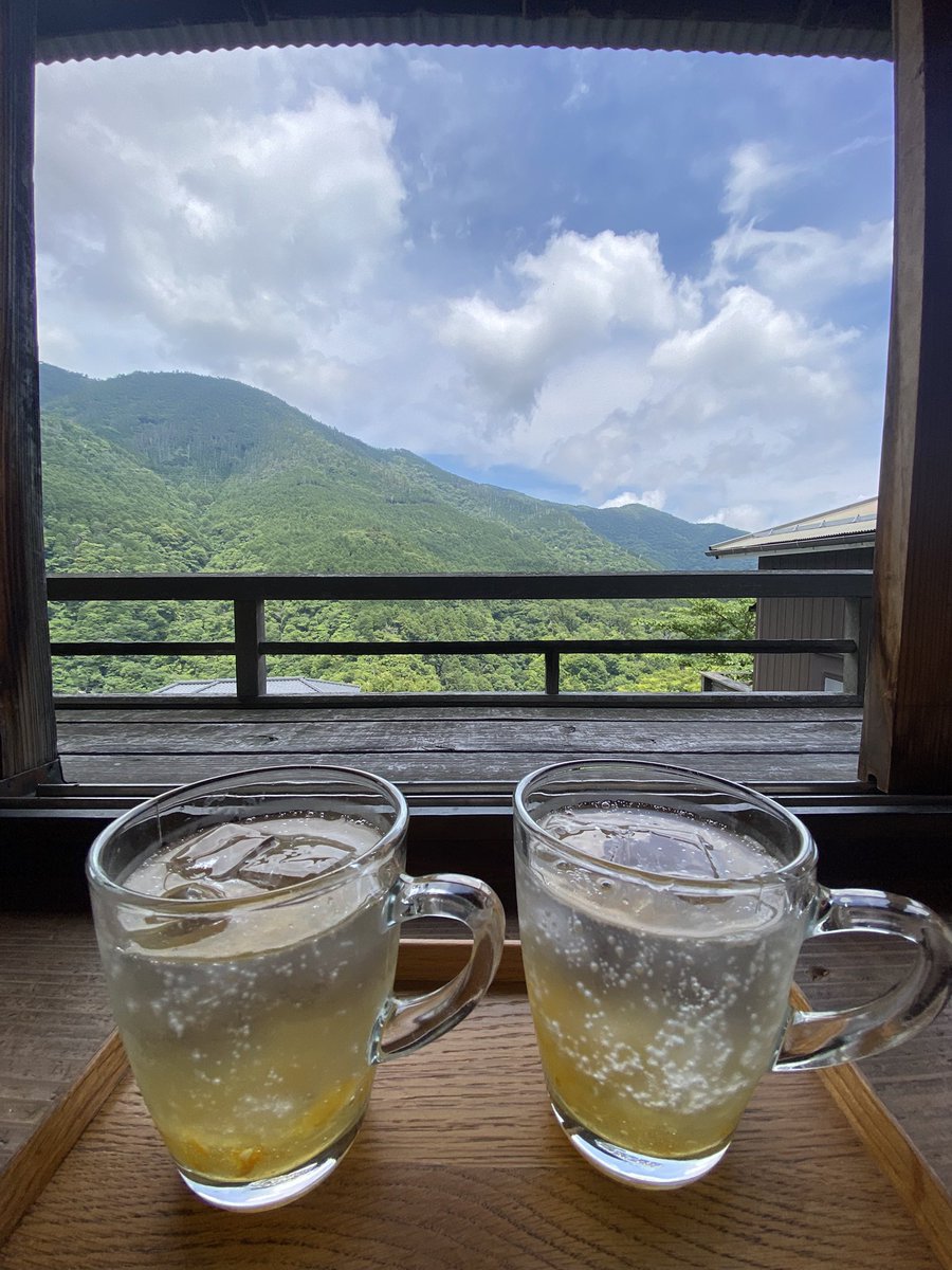 moon42523209's tweet photo. 箱根登山鉄道の宮ノ下駅近くにある『NARAYA CAFE』へ✨築50年以上の建物をリノベーションした店内は、どこにいても癒される空間✨足湯とサウナと景色も楽しめる✨どこの席にしようか、気分によって選ぶのもいいね✨天気がよかったので景色が綺麗な席でゆずスカッシュとそばの実茶漬けをいただいた😋 https://t.co/dClqh5RJxA