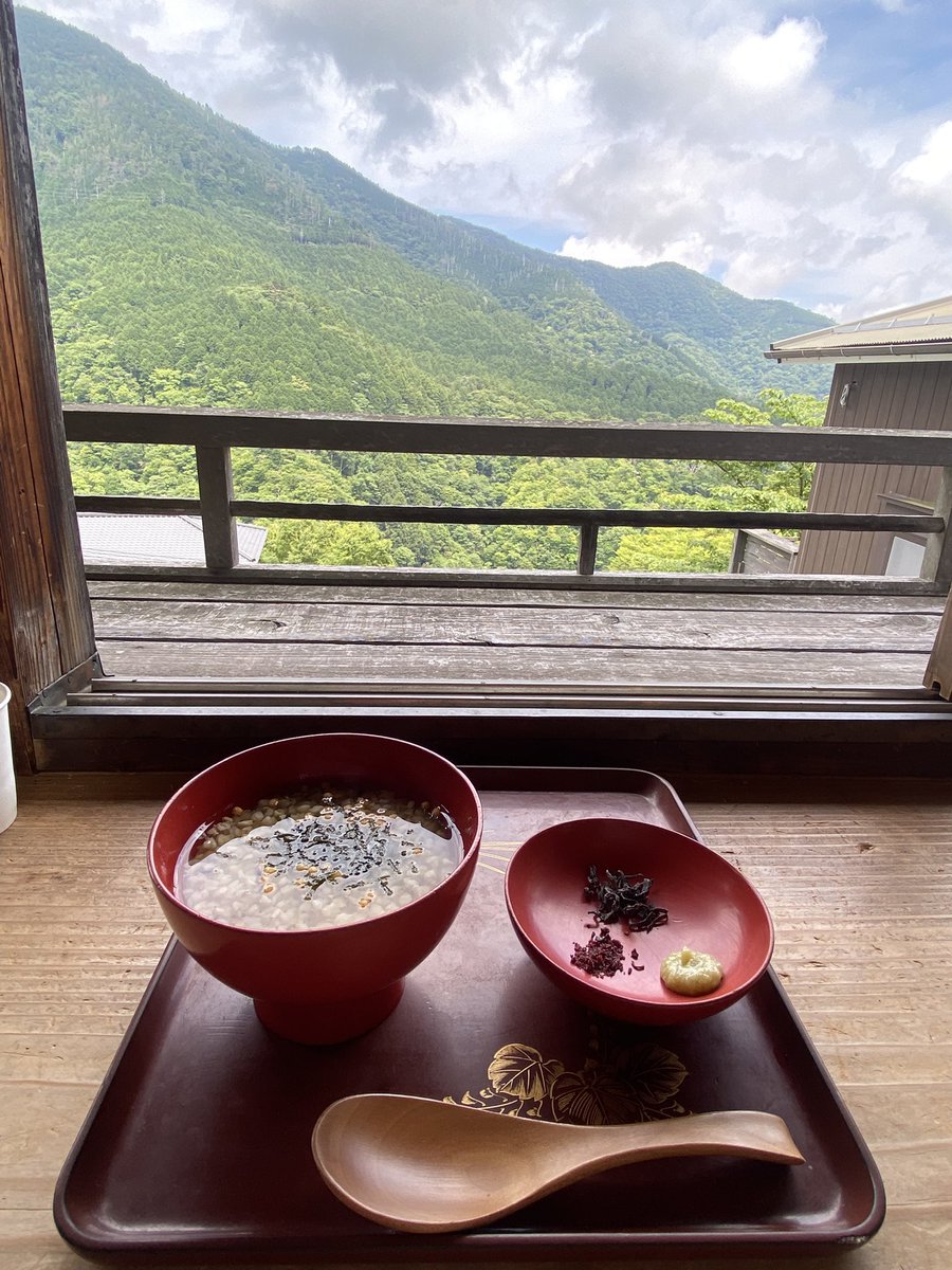 moon42523209's tweet photo. 箱根登山鉄道の宮ノ下駅近くにある『NARAYA CAFE』へ✨築50年以上の建物をリノベーションした店内は、どこにいても癒される空間✨足湯とサウナと景色も楽しめる✨どこの席にしようか、気分によって選ぶのもいいね✨天気がよかったので景色が綺麗な席でゆずスカッシュとそばの実茶漬けをいただいた😋 https://t.co/dClqh5RJxA