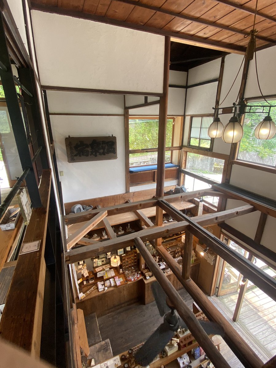 moon42523209's tweet photo. 箱根登山鉄道の宮ノ下駅近くにある『NARAYA CAFE』へ✨築50年以上の建物をリノベーションした店内は、どこにいても癒される空間✨足湯とサウナと景色も楽しめる✨どこの席にしようか、気分によって選ぶのもいいね✨天気がよかったので景色が綺麗な席でゆずスカッシュとそばの実茶漬けをいただいた😋 https://t.co/dClqh5RJxA