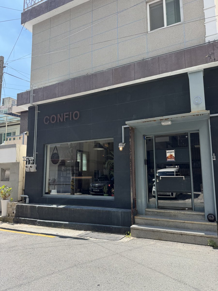 suba518's tweet photo. テテが行った釜山のカフェCONFIO☕️
美味しいコーヒーにゆったりとした店内。
しばらくぼーっとさせてもらってきたよ。
落ち着いた店内にレコードも置いてあって、テテの好きそうなお店だなーって勝手に🐻
#釜山テテ聖地
#CONFIO https://t.co/FLXdEOrBk2