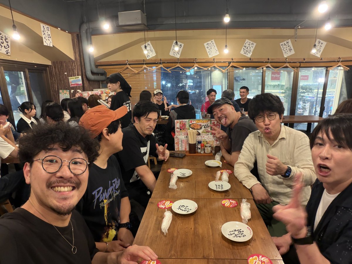 KeitoFujiwara_d's tweet photo. 昼ライブ最高過ぎました！🔥
生き別れの兄に遭遇したり(嘘)、
最近滅多になかった対バンメンバーで
打ち上げして大はしゃぎでした🍺

お足元の悪い中お越し頂きありがとうございました！

@mono_chro_med 
@kill_the_gossip 
@ティートエイチ
@MoL__official https://t.co/xpViNxb3gf