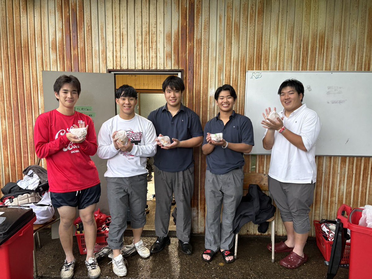 koseilotus's tweet photo. 昨日の練習に、今春卒業した51期の保護者様からモスバーガーの差し入れをいただきました。
ありがとうございました！ https://t.co/8WnOXvsdz3