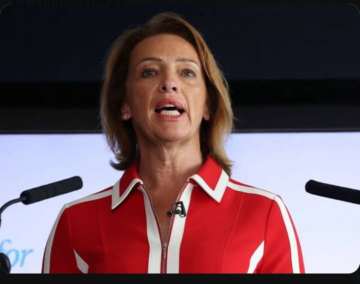 0ivankaTrump1's tweet photo. 🇬🇧🚨 UK MP Sarah Pochin faces backlash after saying:
“Sharia law has no place in Britain” and calling for all Sharia courts to be shut down.

Do you support banning Sharia courts in the UK?

A. Yes
B. No https://t.co/LdAinPU4lc
