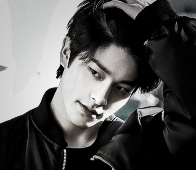 naviwrts's tweet photo. How Bad Do You Want Me? 🔞 | #jakewon 
— a few tweets au 

wherein Chester (jk) has always hated it whenever his younger brother's friends come over—especially Elijah (jw). And no matter how hard he tries to keep his distance, he can't ignore the dangerous effect of Elijah. https://t.co/FnAv6ZlvRq