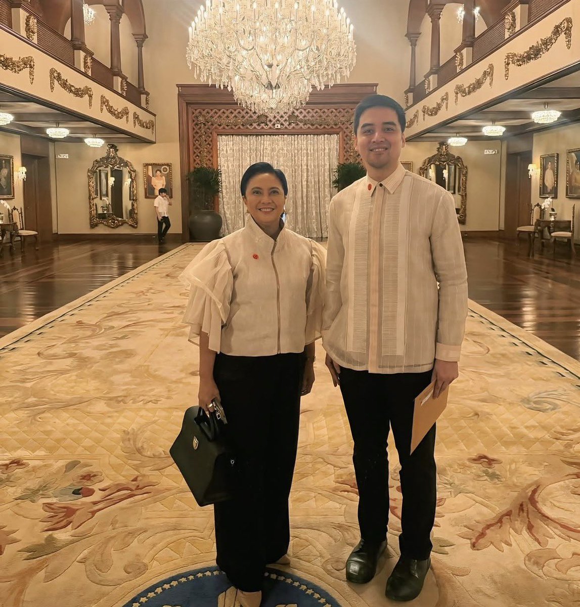 tj_canino's tweet photo. Imagine living in Naga and Pasig City and actually experiencing good governance:

📌Mayor Vico Sotto - U.S. Department of State’s International Anticorruption Champions Award (2021)

📌FVP/Mayor Leni Robredo - Leadership and Governance Award (2023)

SARAP BA? 😭🌸 https://t.co/NBjs3rjBvm
