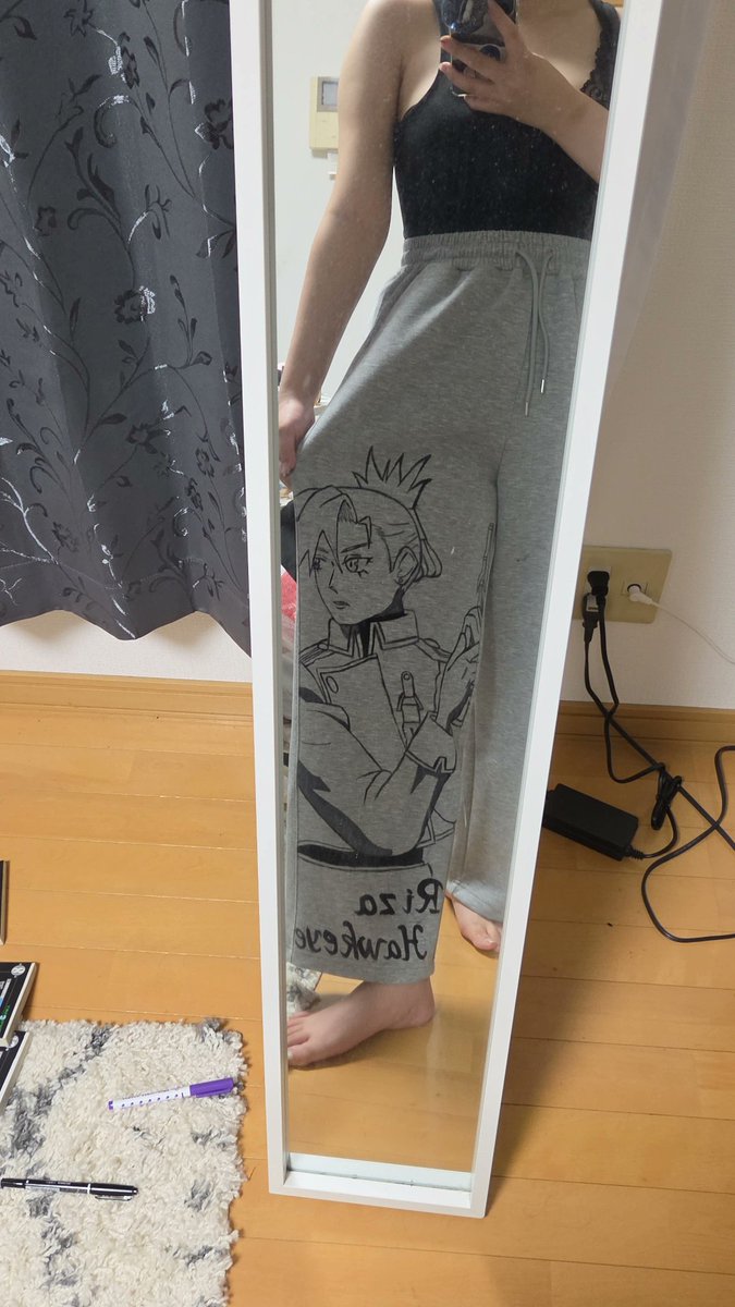 sen_1982_a's tweet photo. 流行りのスウェパンにお絵描きするやつ〜
誕生日プレゼントであげたい人がいるのでまず自分用で練習！
ノリと勢いで1時間半かかりました
プレゼント用はもっと丁寧に描かないと、雑さが目立つね
あと右脚にはFULLMETAL ALCHEMISTの文字を上に入れたいと思います
完成したらまた見せるねーん✌🏻 https://t.co/LGprZ27qd4