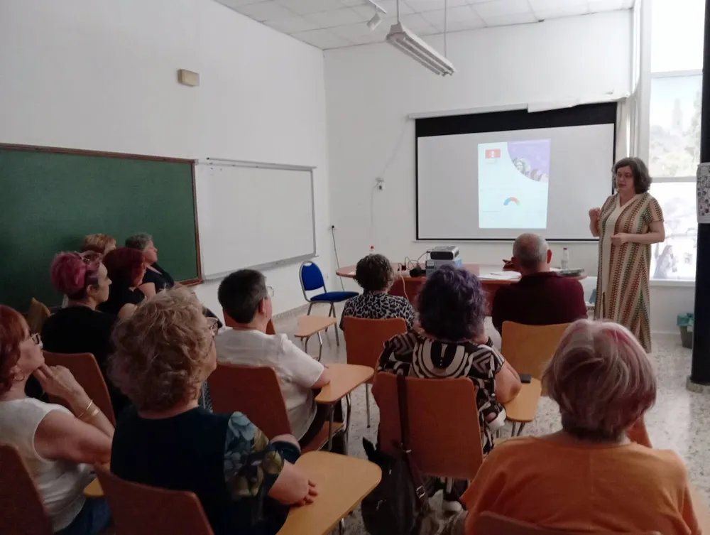 OBorrasAnna's tweet photo. Ahir Dones Malva em convidaren a fer una xerrada, on analitzarem la importància de la mobilització, del discurs i del vot de les dones, que a totes les eleccions és un vot desitjat pels partits perquè pot capgirar-les.  

Anar a Alfarrasí és sempre una alegria sòrica. https://t.co/IuD1WR9hqM