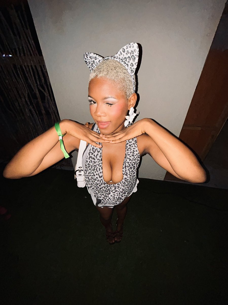 dominotrotman's tweet photo. Rawrrr #heatwavehangout https://t.co/m6HHPFaAnp