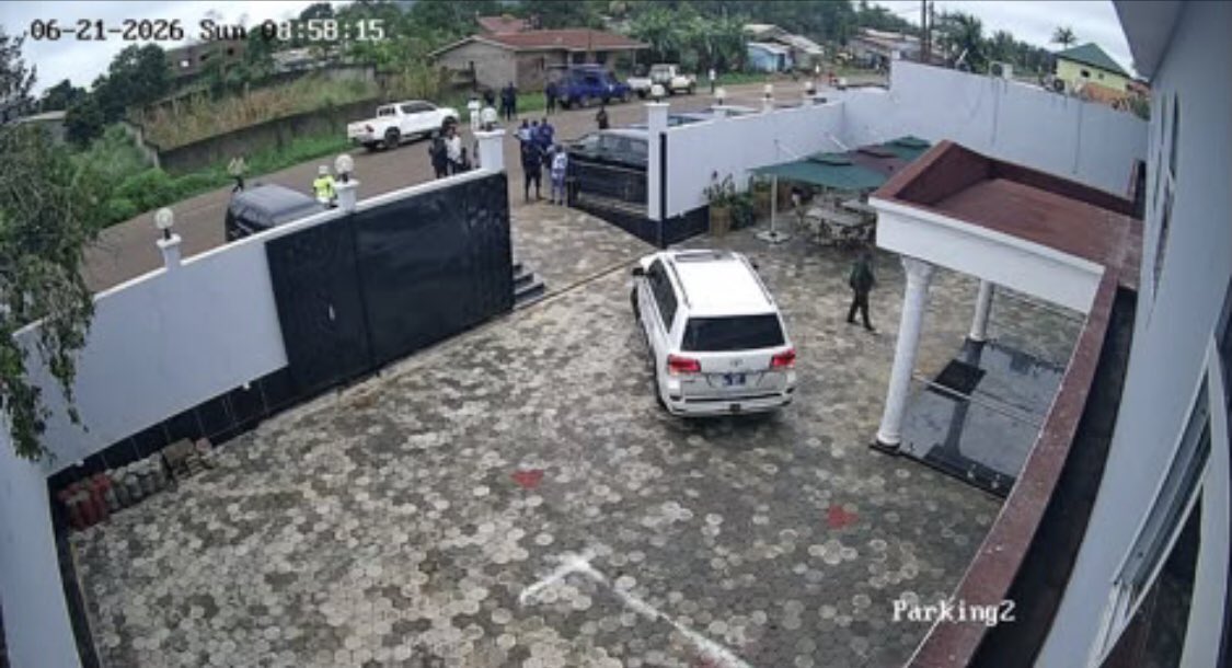 AHermenegilde's tweet photo. 🔴La Résidence St François 
🔴Ambam-Ville 🇨🇲
Ce grand complexe est doté de deux grands parkings contrôlés par des caméras infrarouges qui filment et enregistrent tout même pendant la nuit. https://t.co/IiurqeY54G