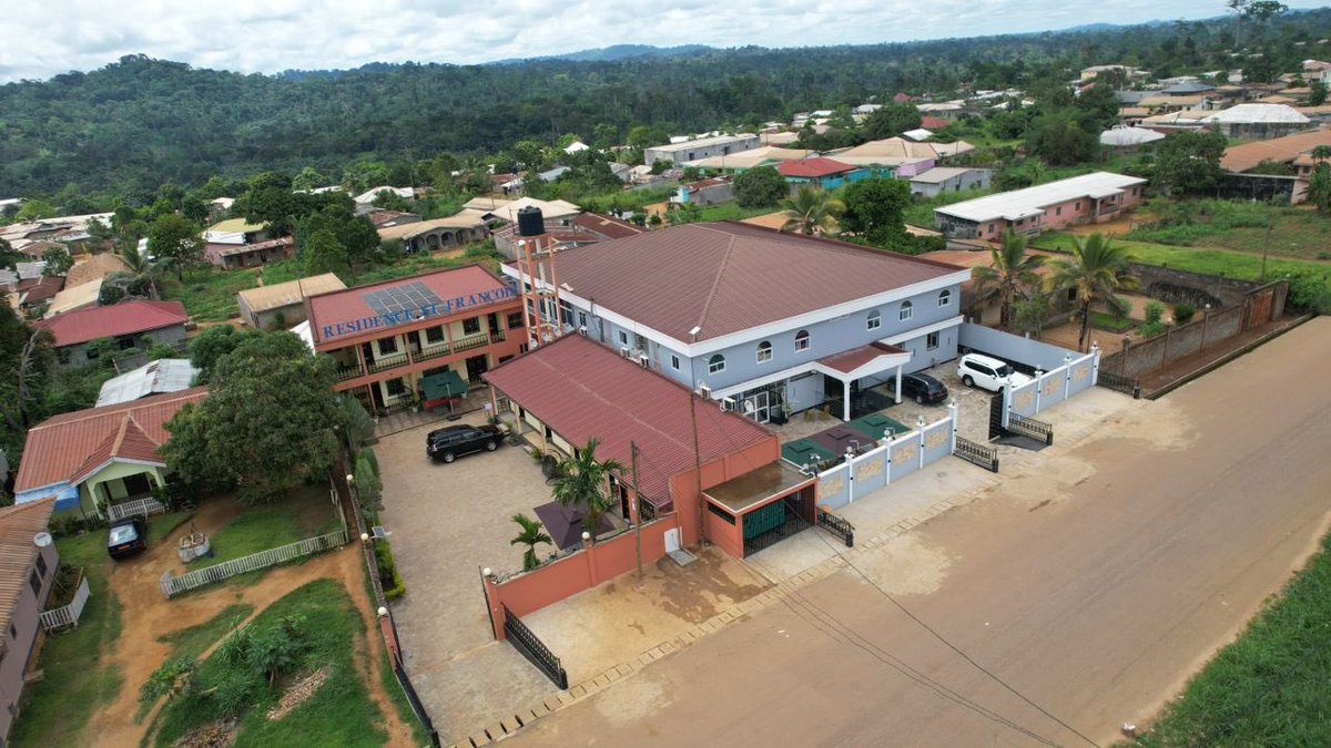AHermenegilde's tweet photo. 🔴La Résidence St François 
🔴Ambam-Ville 🇨🇲
Ce grand complexe est doté de deux grands parkings contrôlés par des caméras infrarouges qui filment et enregistrent tout même pendant la nuit. https://t.co/IiurqeY54G