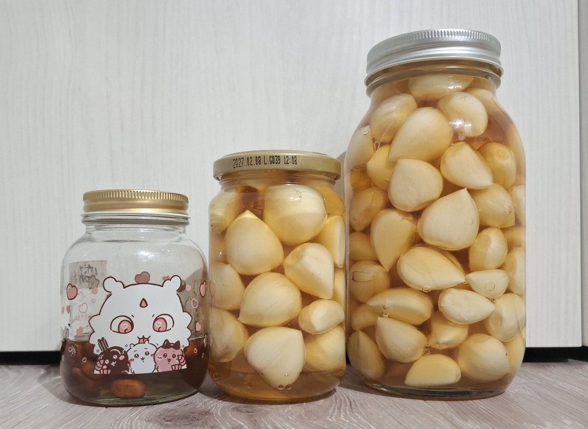 Lapis4444's tweet photo. にんにくのはちみつ漬け🍯🐝
今年は醤油を入れないで作ってみる
それとびわの種のはちみつ漬けもお試しサイズで🐝 https://t.co/6S4wRG0Ahg