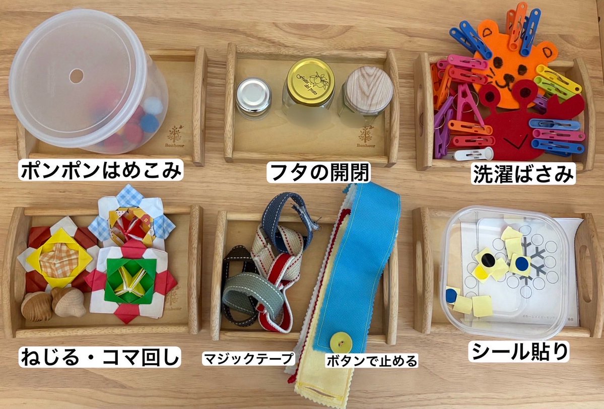 miiina_otk's tweet photo. 我が家も1歳すぎから子どもがお片付けしやすい専用棚(モンテ風棚)を用意した🧸

2〜3段目には、今の月齢で特に触ってほしい＆よく子が遊んでるものを置いて、見やすく片付けやすいように写真を貼ったら最近は写真を見ながら元の場所にお片付けまでしてくれるようになった✨

写真を貼ることで親も片付けしやすくなって大事なことだと実感。

定期的に成長ステップにあったおもちゃを入れ替えしたい✍️

一枚目:1 y 6 m 頃
2枚目: 1 y 2 m 頃