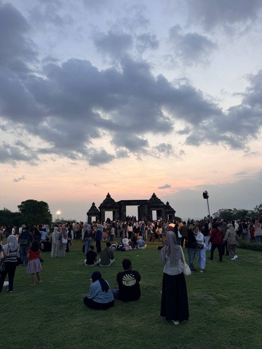 ayaflu_koko's tweet photo. Apa aja yang penting di Jogja (?)

📍Keraton Ratu Boko

*uda masuk jateng sih, tp deket banget dr jogja. Jd kalo uda di jogja, harus kesini sih kalo pas ada pertunjukannya.
*outdoor pas sunset gini experience nya beda banget 😍🥳✨ https://t.co/hefJCTD1AE