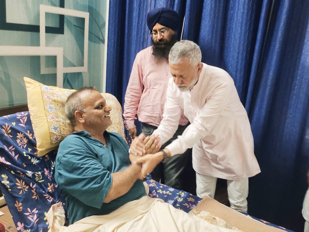 arvindkhannaoff's tweet photo. ਮੇਰੇ ਨਜ਼ਦੀਕੀ ਦੋਸਤ ਜੋਗਿੰਦਰਪਾਲ ਗੋਇਲ (ਜੇ.ਪੀ. ਗੋਇਲ) ਜੀ, ਜੋ ਬੀਤੇ ਦਿਨੀਂ ਇੱਕ ਸੜਕ ਹਾਦਸੇ ਵਿੱਚ ਜ਼ਖਮੀ ਹੋ ਗਏ ਸਨ, ਅੱਜ ਦਸ਼ਮੇਸ਼ ਨਗਰ, ਸੰਗਰੂਰ ਵਿਖੇ ਉਹਨਾਂ ਦੇ ਗ੍ਰਹਿ ਪਹੁੰਚ ਕੇ ਸਿਹਤ ਦਾ ਹਾਲ-ਚਾਲ ਜਾਣਿਆ। ਇਸ ਮੌਕੇ ਉਹਨਾਂ ਨਾਲ ਕੁਝ ਸਮਾਂ ਬਿਤਾਇਆ ਅਤੇ ਪਰਮਾਤਮਾ ਅੱਗੇ ਉਹਨਾਂ ਦੀ ਜਲਦ ਤੋਂ ਜਲਦ ਪੂਰਨ ਤੰਦਰੁਸਤੀ ਅਤੇ ਚੰਗੀ ਸਿਹਤ ਲਈ ਅਰਦਾਸ ਕੀਤੀ। ਆਸ ਕਰਦੇ ਹਾਂ ਕਿ ਉਹ ਜਲਦੀ ਹੀ ਤੰਦਰੁਸਤ ਹੋ ਕੇ ਆਪਣੇ ਫਰਜ਼ਾਂ ਦੀ ਸੇਵਾ ਵਿੱਚ ਮੁੜ ਸਰਗਰਮ ਹੋਣਗੇ।