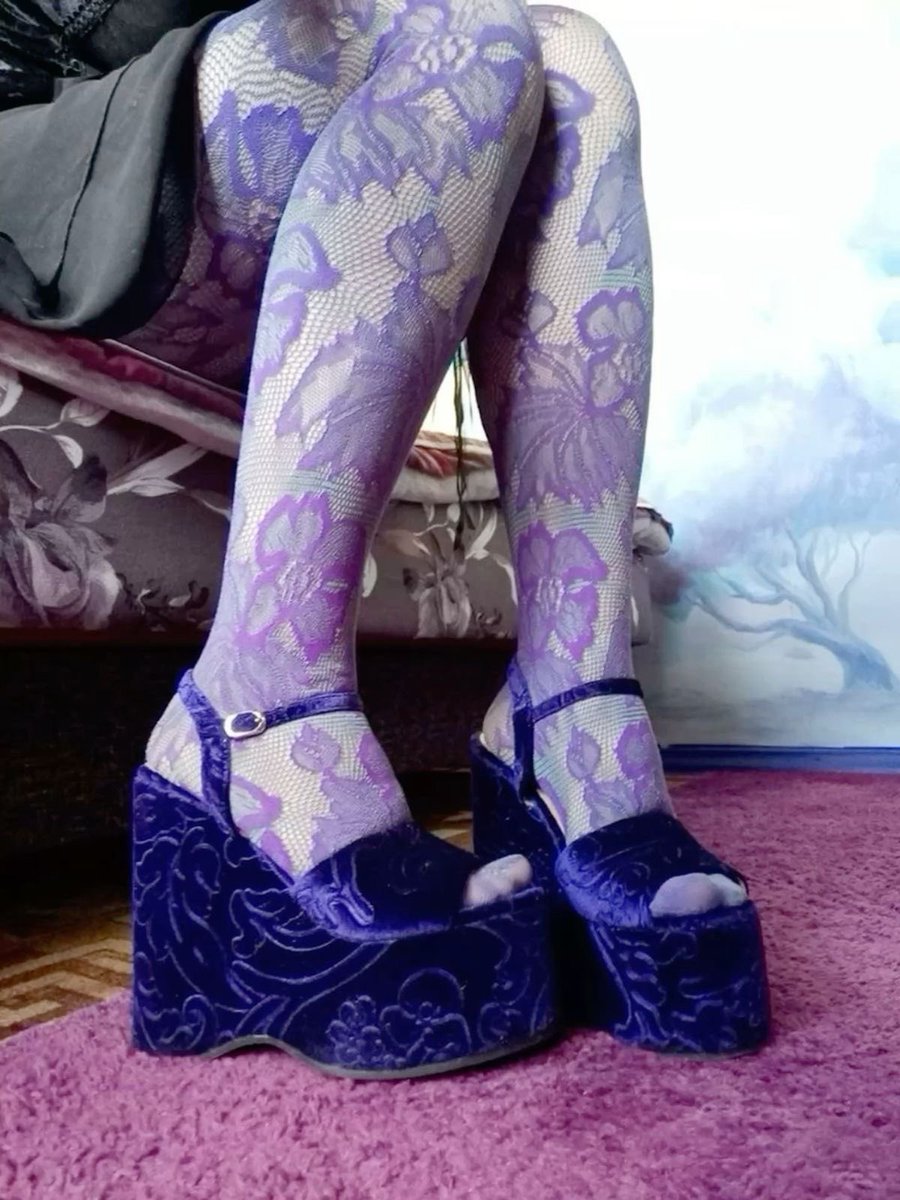 redoorlemontree's tweet photo. purple tights are the dany staple https://t.co/uU03mGtXD2