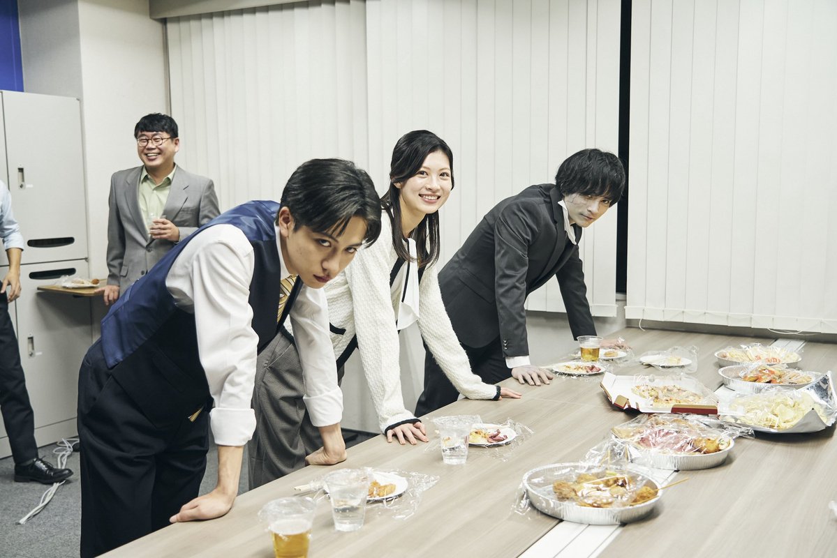 zombie1_2's tweet photo. 🧟映画『ゾンビ1/2』激闘の記録🧟

˗ˋˏ 送別会シーン公開🍻ˎˊ˗

チュニジア戦勝利に乾杯！🇯🇵💙

沖縄の桜坂劇場で今日も上映中💫
名古屋上映まで、あと5日だがね。

#半分ゾンビ #ゾンビ映画 #コメディ映画
#FIFAWorldCup

出演:芳村宗治郎 中田青渚 金子清文 田中洸希 大東駿介 https://t.co/JHpAjAPsUR