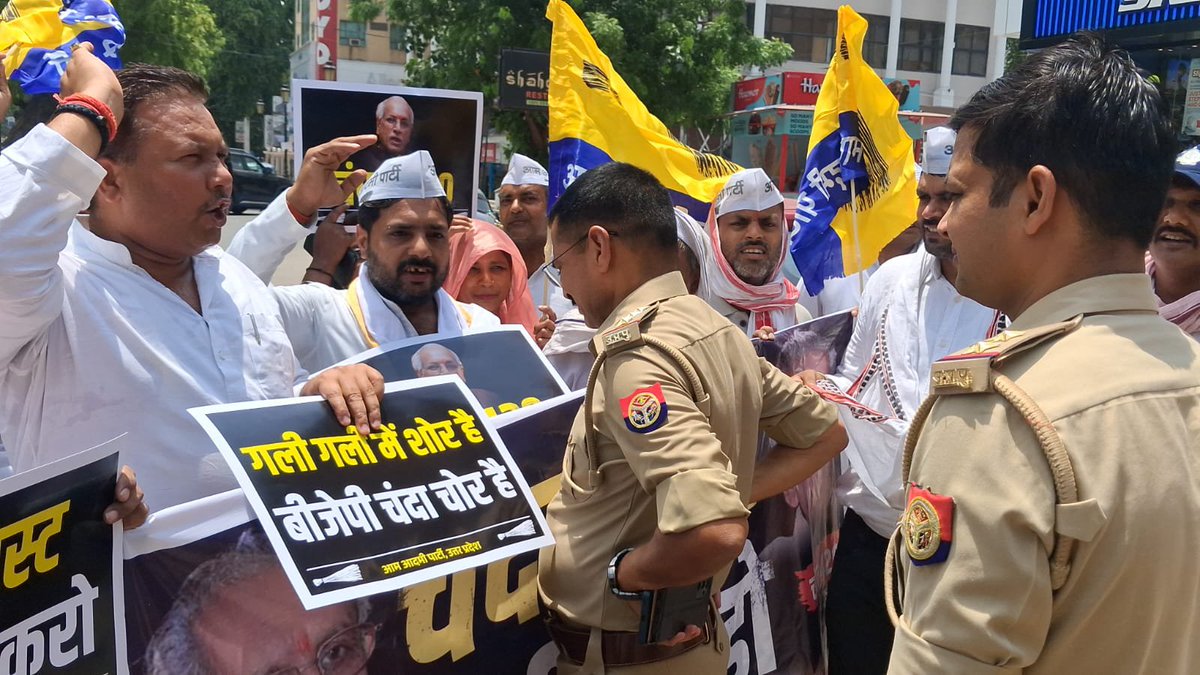 AAPUttarPradesh's tweet photo. भगवान श्रीराम के दानपात्र में हुए दान घोटाले के विरोध में आज AAP के कार्यकर्ताओं ने भिक्षाटन कर अपना विरोध दर्ज कराया।

प्रयागराज में काशी प्रांत अध्यक्ष पवन तिवारी जी की उपस्थिति एवं जिलाध्यक्ष सर्वेश यादव जी के नेतृत्व में AAP ने जनता से ₹420 का प्रतीकात्मक सहयोग एकत्र कर चंपत राय को चेक भेजा और दान की पारदर्शिता सुनिश्चित करने की मांग उठाई।

चंपत राय और इस पूरे मामले में शामिल लोगों के खिलाफ निष्पक्ष जांच कर कड़ी कानूनी कार्रवाई की मांग की गई, ताकि श्रद्धालुओं के विश्वास और भगवान श्रीराम के नाम पर मिले दान की पवित्रता बनी रहे।

"चंदा चोरों, गद्दी छोड़ो!"

#चंपत_420