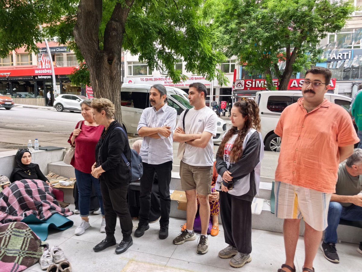 SCPGenelMerkez's tweet photo. MÜLAKATA SON, “ÜCRETLİ” VE “SÖZLEŞMELİ ÖĞRETMEN” UCUBELİĞİNE SON!

AKP’nin yıllardır süren yanlış politikaları ile yıllardır zulüm yaşayan Milli Eğitim’in mülakat mağdurları ve “ücretli öğretmenleri”, 14 Haziran’dan beri açlık grevindeler.

Cumhuriyetin gelecek nesilleri emanet ettiği öğretmenlere AKP iktidarında yaşatılan mesleki zulüm yetmezmiş gibi, sorunlarını anlatmaya kalktıklarında da ters kelepçelerle gözaltına alındıklarına, kadın öğretmenlerin yerlerde sürüklendiğine tanık olduk.

“Derdim var.” diyen eğitim ve bilim insanına bu davranış, zulümden de beterdir.

Öncelikle şiddetle kınıyoruz.

Cumhuriyet öğretmeninin istekleri tamamen haklıdır.

Sosyalist Cumhuriyet Partisi adına hem taleplerini hem tepkilerini destekliyoruz.

MÜLAKATA DERHAL SON VERİLMELİDİR

Öğretmenlik için devletin açtığı okullardan mezun olarak diploma alan, yetmezmiş gibi bir de seçme sınavlarına tabi tutulan öğretmen, bütün sınavlarda yüksek başarı göstermesine rağmen “mülakat” denilen partizan elemesine tabi tutulmaktadır.

Hakları yenildiği için intihar eden sayısız öğretmeni de görmeyen “mülakat” denilen bu ucube, devletin okullarındaki eğitimi de, alınan diplomayı da yok saymaktadır.

Bu partizan elemesi, KPSS denilen ikinci elemeyi de yok saymaktadır.

AKP iktidarı, mülakat ucubesini dayatmakla kendisinin yönettiği okulları da, kendisinin yaptığı sınavları da geçersiz saymaktadır.

Mülakat ucubesi, esasen devleti ve devletin Milli Eğitim sistemini yok saymaktadır.

Mülakatın kaldırılması için TBMM’ye sunulan yasa teklifi gündeme alınmalı ve oylanarak kabul edilmelidir.

Türk milletinin ve milletin öğretmenlerinin beklediği budur.

Partizanlığa, partizan elemelerine derhal son verilmeli; AKP öncesinde olduğu gibi, öğretmenlik için Milli Eğitim’in öğretmen okullarından mezun olmak yeterli olmalıdır.

ÜCRETLİ VE SÖZLEŞMELİ ÖĞRETMENLİK SON BULMALIDIR

Milli Eğitim, sürekliliği olan bir kamu görevidir.

Cumhuriyetin “milli” sıfatını verdiği iki görevden biridir.

Atatürk’ün “Gelecek nesiller sizin eseriniz olacaktır.” dediği görevdir.

Böylesine kutsal ve stratejik bir kamu görevinde öğretmenliğin “ücretli”, “sözleşmeli” diye acınası tanımlara ve zulümlere ayrılması, sadece öğretmenlik mesleğini yapanlara zulüm değildir.

Mesleğin anlamına ve işlevine de zulümdür.

Milli Eğitim, devletin asli görevidir.

Nerede, hangi statüde görev yaparsa yapsın, eğitimci; eşit düzeyde haklara sahip, kadrolu, sendika ve sözleşme hakkı olan devlet görevlileri olmalıdır.

Cumhuriyet devletinin öğretmene ve eğitime yüklediği anlam yeniden kazandırılmalı, “sözleşmeli ve ücretli öğretmenlik” gibi tanımlar son bulmalıdır.

Bu hak, cumhuriyetin öğretmene verdiği en doğal haktır.

Öğretmenin ana sütü kadar hakkıdır.

Bu hak için verdiği her yasal mücadele haklıdır, meşrudur.

Sosyalist Cumhuriyet Partisi, öğretmenlerimizin haklı mücadelesini sonuna kadar destekliyor.

Halkımızı ve bütün demokratik örgütlerini, öğretmenlerimize sahip çıkmaya çağırıyoruz.

@ogretmensendika