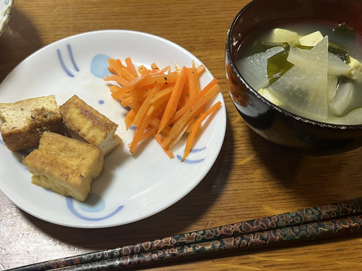 WASP_x2's tweet photo. 今日の晩飯は鷹島センセ直伝のキャロットラペと厚揚げ焼き。 https://t.co/IsjJkowk8d