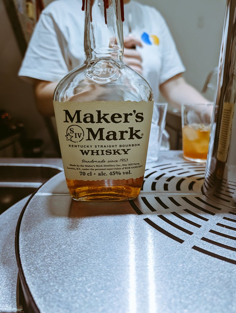 cook0936's tweet photo. 上班跟同事一起出來喝酒🥃
威士忌+店家自製的可樂
然後一起喝酒一起看動畫愛同事♥️ https://t.co/cUvQASSIzK