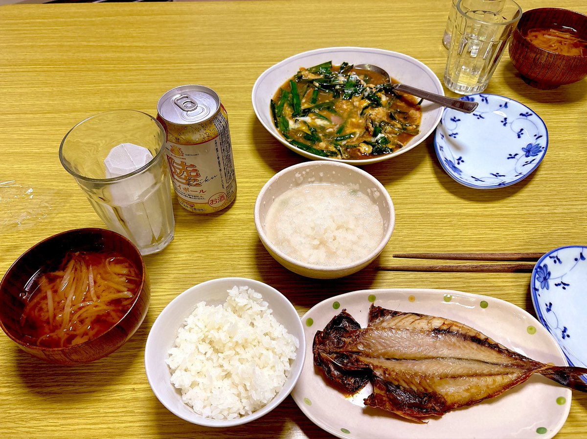 koteham's tweet photo. 晩飯。
ヤオコーで売ってる鯵の干物がうまいっす。
ニラ玉と大根の味噌汁で米も進む。
娘もおかわりしてたのでまぁヨシと。

結局、父の日は話題にも出ず（笑）
洗濯、買い物、風呂掃除、飯作りに励んだ極々フツーの日曜日でした。 https://t.co/23SvrpY4is