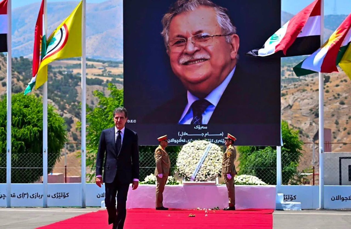 Hunardolamari's tweet photo. جەنابی سەرۆک نێچیرڤان بارزانی، سەرۆکی هەرێمی کوردستان و فەرماندەی گشتیی هێزی پێشمەرگە بەژداری کرد لە ئاهەنگی دەرچوونی خولی 5ـی پێگەیاندنی ئەفسەران لە کۆلێژی سەربازیی قەڵاچوالان. بەدانانی تاجە گوڵینە لەبەردەم وێنەی مام جەلال و پێدانی خەڵات بەیەکەمەکانی کۆلێژەکە. https://t.co/SRjbGfBkhg