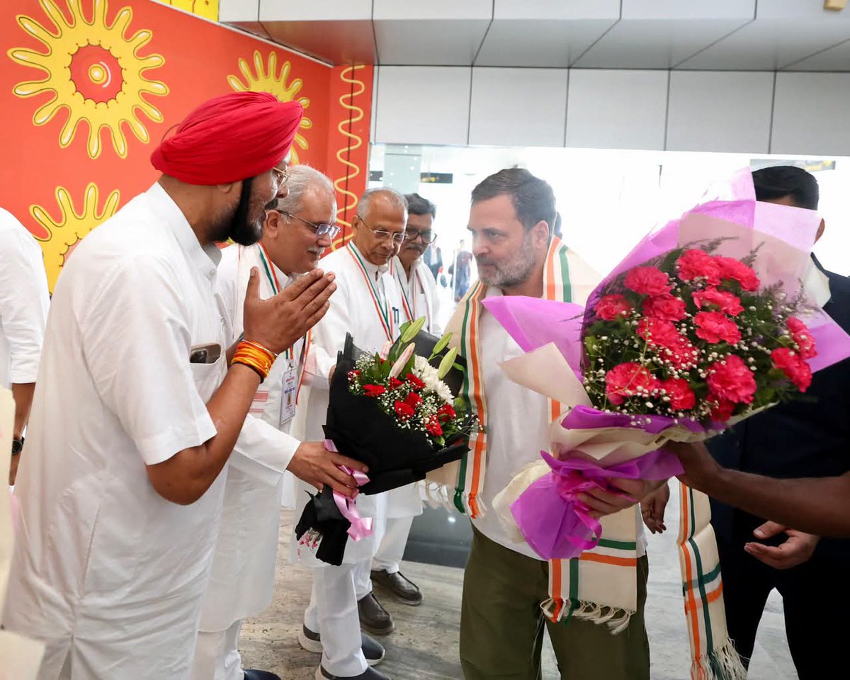 HarshBhattIYC's tweet photo. नेता विपक्ष श्री @RahulGandhi का रायपुर हवाई अड्डे पर कांग्रेस के वरिष्ठ नेताओं ने स्वागत किया।

📍 छत्तीसगढ़ https://t.co/dpnuCUg6Yw
