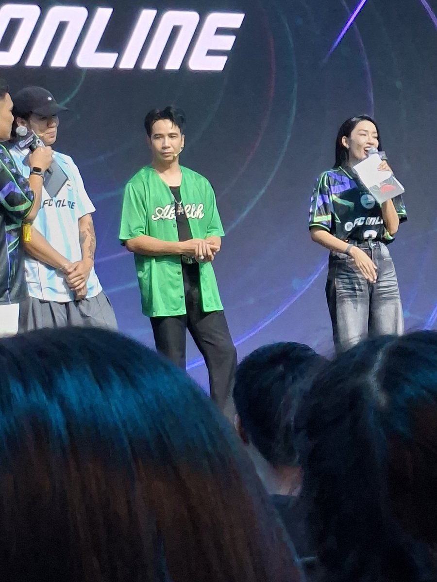 RedEarth1992's tweet photo. มาดูก้อง ห้วยไร่ ในงาน FC Online ที่ซีคอนสแควร์ ศรีนครินทร์ วันสุดท้ายครับ https://t.co/rjaGCemf99