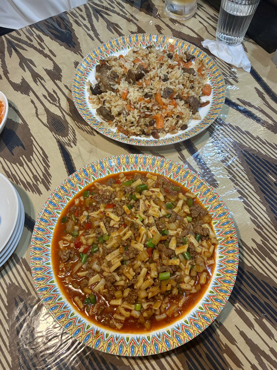 axyzworld's tweet photo. この1年以内くらいに帰国した旅人たちとウイグル料理を食べてきた。外観や内装もかわいくて、ご飯も美味しかった。なにより、楽しかったな〜、旅っていいなあ。
あと、ラグマンの麺って切るの知らなかった！ https://t.co/Pqb3cvrFaH